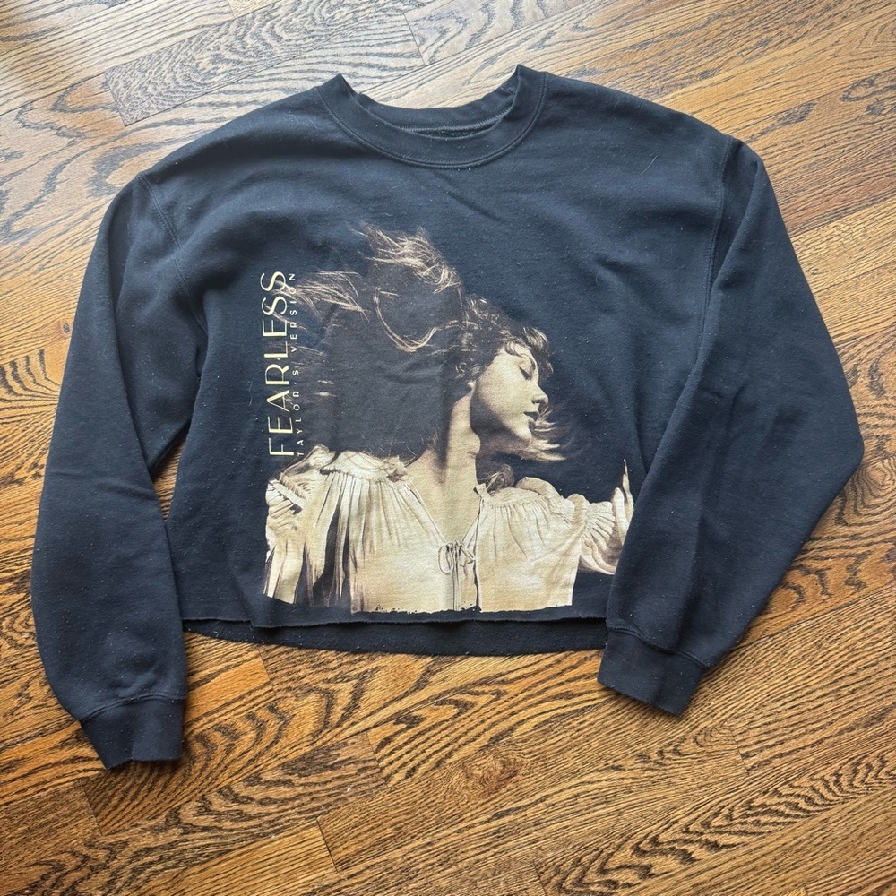 Taylor Swift Official Merch Black Graphic Crewneck Fearless TV M